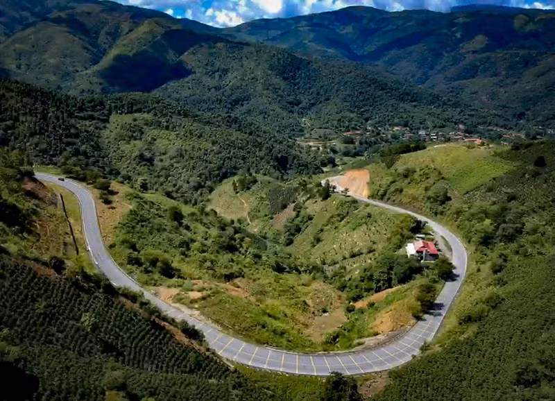 Curvas serpenteantes alrededor de las montañas.