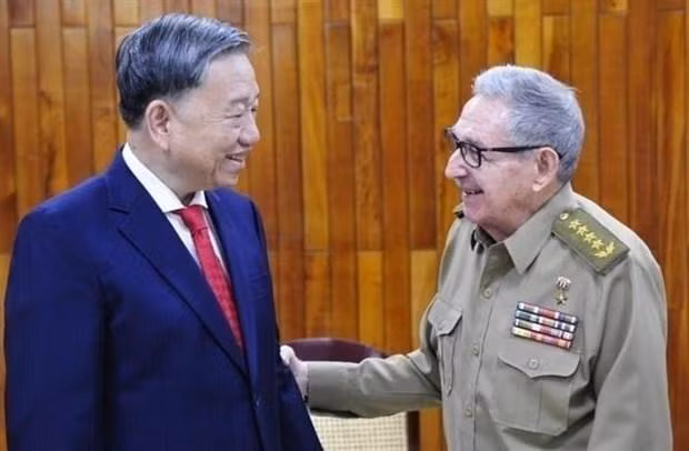 El ministro vietnamita de Seguridad Pública, general To Lam (I), y el general Raúl Castro Ruz, ex primer secretario del Partido Comunista de Cuba. (Fotografía: VNA)