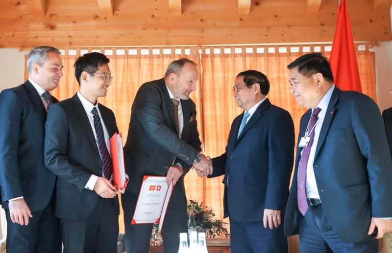 El primer ministro de Vietnam, Pham Minh Chinh, recibe a Marcus Bards, presidente de la Junta Directiva de staBOO Holdings AG. (Foto: VNA)