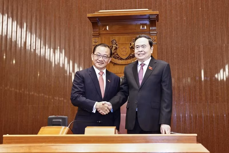 El presidente de la Asamblea Nacional de Vietnam, Tran Thanh Man (derecha), y su homólogo de Singapur, Seah Kian Peng. (Foto: VNA)