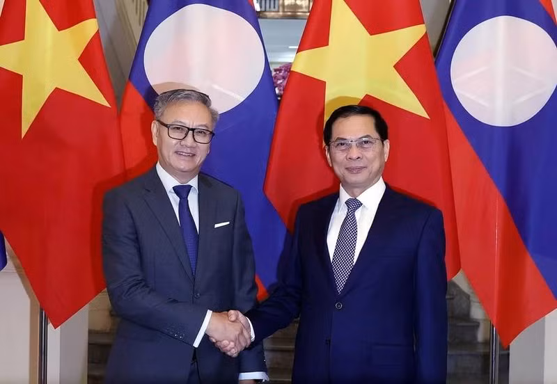 El viceprimer ministro y canciller de Vietnam, Bui Thanh Son (derecha), se reúne con el ministro de Relaciones Exteriores de Laos, Thongsavanh Phomvihane. (Foto: VNA)