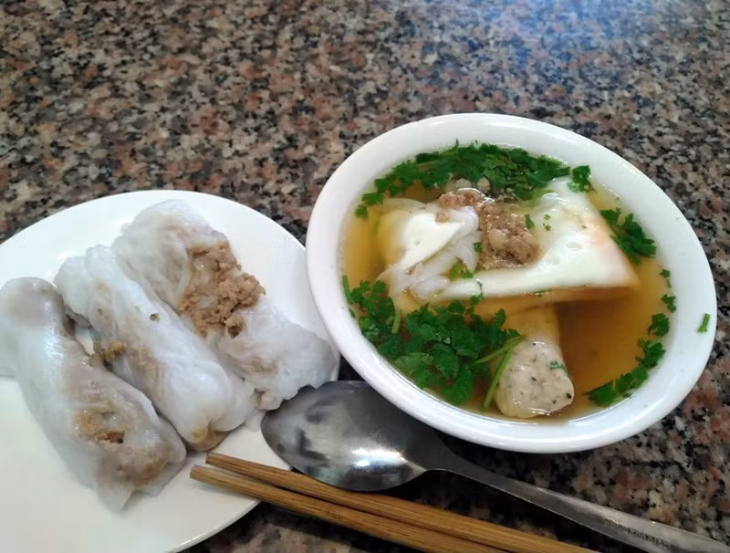 Banh cuon tiene diferencias y diversidad tanto en la elaboración como en el sabor según cada región. Como Banh cuon Cao Bang, en lugar de un producto elaborado con salsa de pescado, se come con caldo de huesos fragante, por lo que también se le llama "sopa de Banh cuon", para distinguirlo del tipo en las tierras bajas.