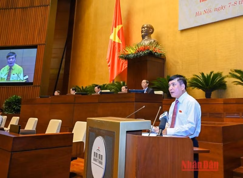 El secretario general y jefe de la Oficina Parlamentaria, Bui Van Cuong, pronuncia el discurso de apertura.