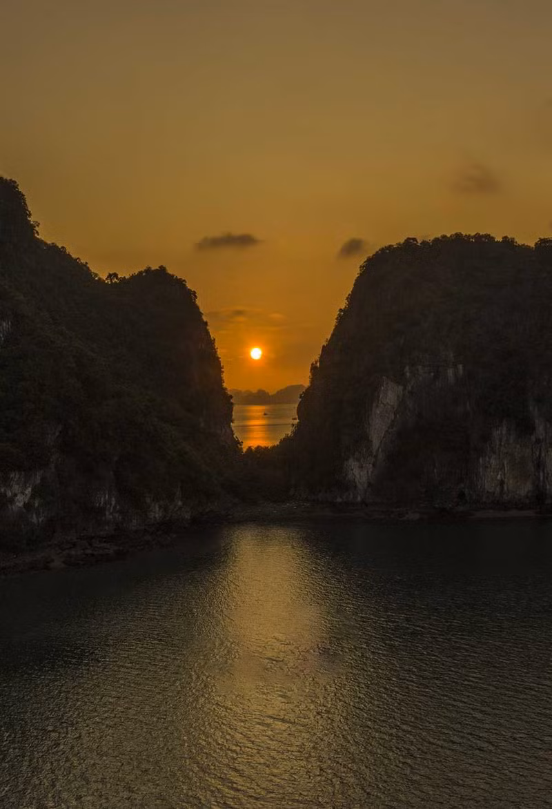 Los visitantes pueden contemplar la puesta de sol en la bahía de Bai Tu Long con emociones indelebles. Los visitantes pueden contemplar la puesta de sol en la bahía de Bai Tu Long con emociones indelebles.