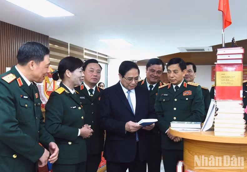 Minh Chinh visita la biblioteca de la Academia.