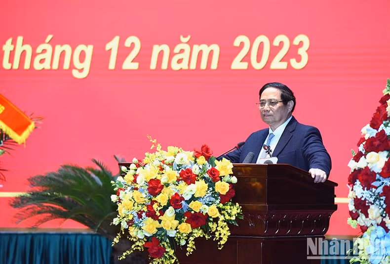 El primer ministro de Vietnam, Pham Minh Chinh, habla en el evento.
