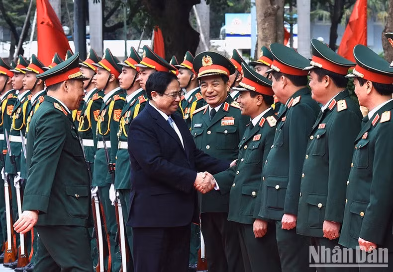 Minh Chinh con la jefatura del Ministerio de Defensa Nacional y profesores de la Academia de Defensa Nacional.