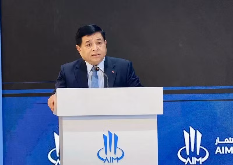El viceprimer ministro de Vietnam Nguyen Chi Dung pronuncia un discurso en la XIV Reunión Anual de Inversiones (AIM Congress) 2025. (Foto: baochinhphu.vn)