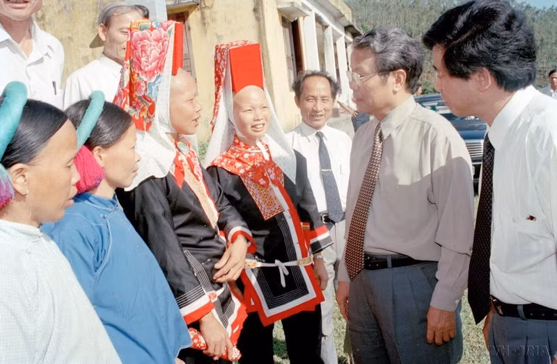 El presidente Tran Duc Luong conversa con residentes de las minorías étnicas en la comuna de Phong Du, distrito montañoso de Tien Yen, provincia de Quang Ninh, en 1997.