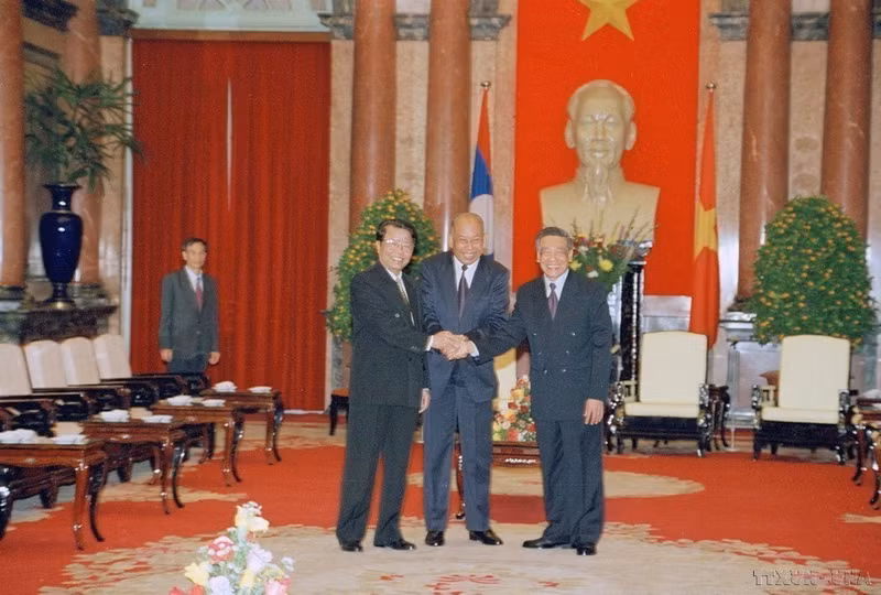 El secretario general del Partido Comunista de Vietnam, Le Kha Phieu, y el presidente de la República, Tran Duc Luong, dan la bienvenida a Khamtay Siphandone, presidente del Partido Popular Revolucionario y presidente de Laos, en el Palacio Presidencial de Hanói, el 4 de enero de 1999.