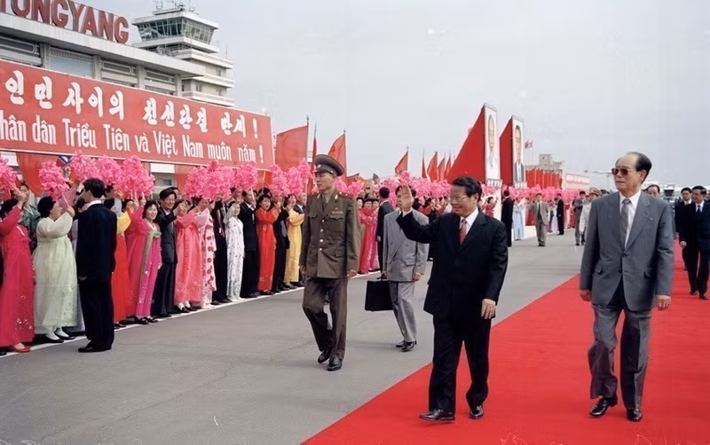 Ciudadanos de Pyongyang dan una cálida bienvenida al presidente Tran Duc Luong durante su visita oficial a la República Popular Democrática de Corea, en el Aeropuerto Internacional de Sunan, el 2 de mayo de 2002.