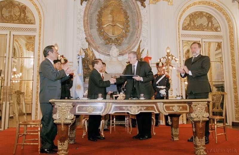 El presidente vietnamita, Tran Duc Luong, y su homólogo argentino, Néstor Carlos Kirchner, firman una Declaración Conjunta, el 22 de noviembre de 2004.