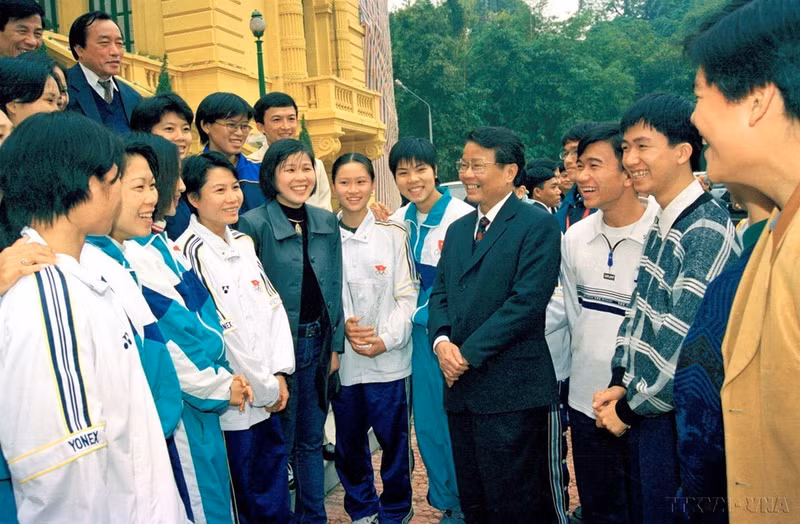 El presidente Tran Duc Luong se reúne con jóvenes talentos destacados en educación, cultura, arte y deporte que alcanzaron altos honores internacionales, en Hanói, el 23 de enero de 2000.