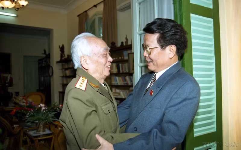 El presidente Tran Duc Luong visita al General Vo Nguyen Giap con motivo del 55º aniversario del Ejército Popular de Vietnam, en 1999.