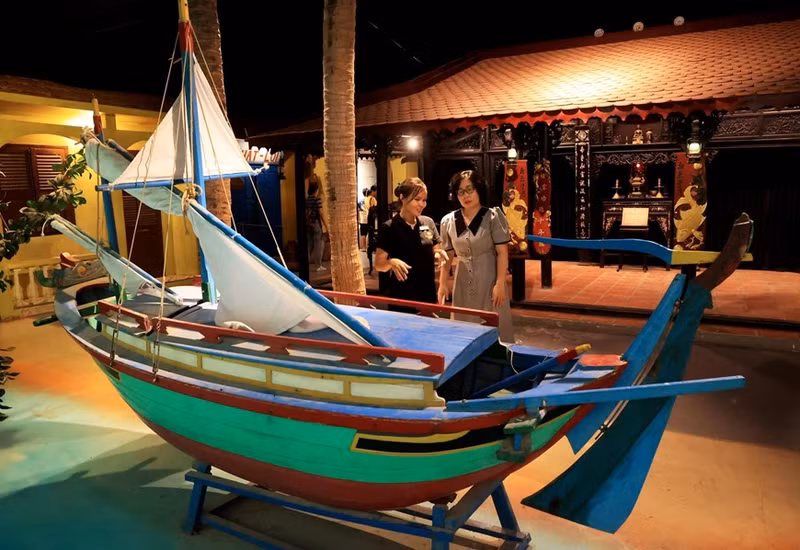 En el museo se exhibe el barco típico que pesca anchoas como materia prima para la salsa de pescado Phan Thiet.