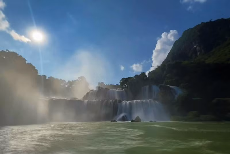 La cascada de Ban Gioc luce esplendorosa bajo el sol otoñal. (Foto: VNA)