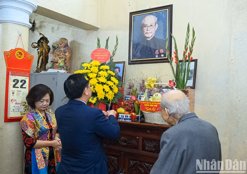 Dinh Hue ofrece incienso en homenaje al ex jefe del Comité Permanente de la Asamblea Nacional, Bui Bang Doan.