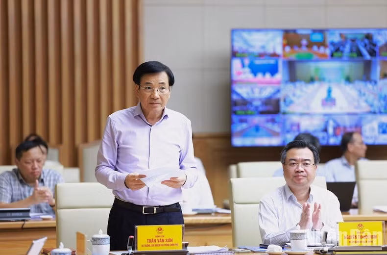 El ministro y jefe de la Oficina Gubernamental, Tran Van Son.