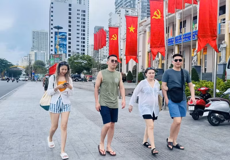 Turistas de Kazajistán en la ciudad de Nha Trang. (Foto: baokhanhhoa.vn)