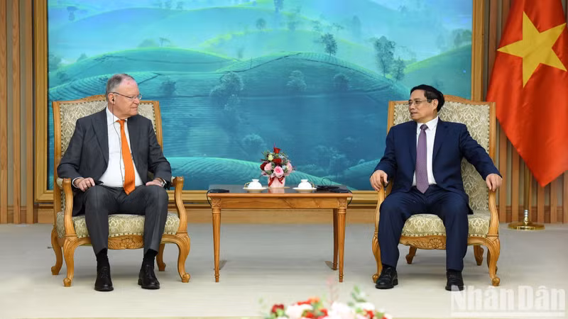 El primer ministro de Vietnam, Pham Minh Chinh y el ministro presidente de Baja Sajonia, Stephan Weil.