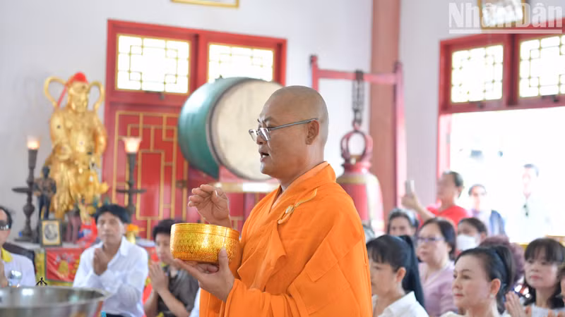 Bajo la dirección del Monje Ong Ta, los vietnamitas en Tailandia oran fervorosamente para que el país y el pueblo estén seguros, prósperos y felices en el nuevo año.