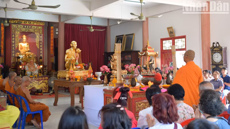 La Pagoda Canh Phuoc, una de las antiguas pagodas vietnamitas en Tailandia, está más concurrida de lo habitual con la presencia de un gran número de compatriotas vietnamitas en el día de luna llena del primer mes lunar.