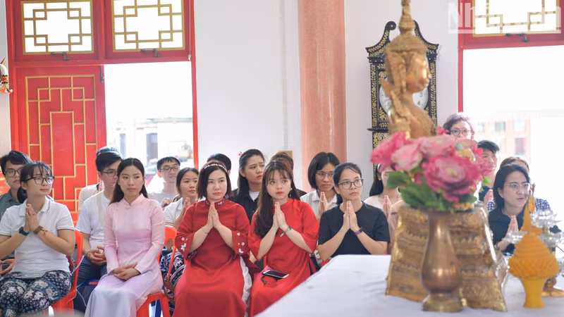 A través de la Asociación de Estudiantes Vietnamitas en Tailandia, muchos jóvenes vietnamitas que estudian en el país vecino se enteran de la ceremonia y acuden a la misma.