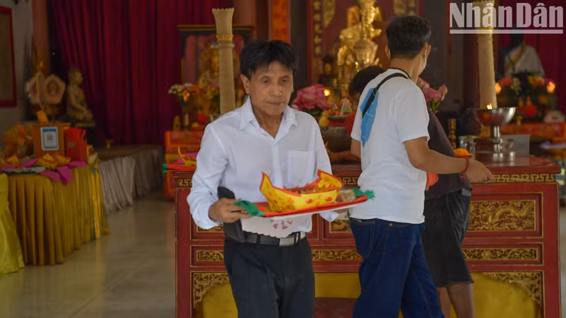 Un gran número de expatriados de Bangkok y alrededores acuden al templo desde primera hora de la mañana para preparar la ceremonia.