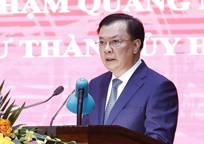Dinh Tien Dung, secretario del Comité partidista en Hanói, interviene en el acto.