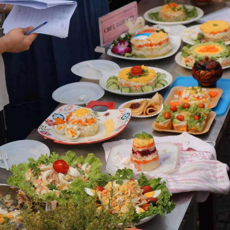 Platos rusos elaborados por estudiantes en el concurso "Chefs talentosos" (Foto: thoidai.com.vn) Platos rusos elaborados por estudiantes en el concurso "Chefs talentosos" (Foto: thoidai.com.vn)