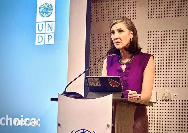 Ramla Khalidi, representante residente del PNUD en Vietnam, interviene en el lanzamiento (Foto: VNA)