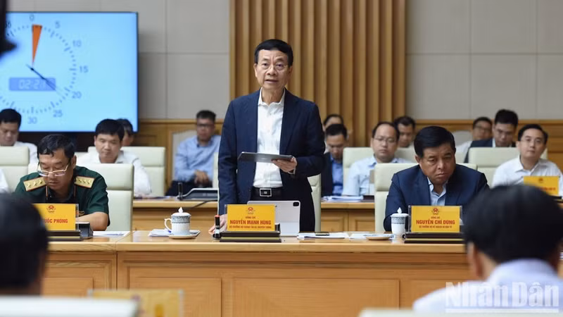 El ministro de Información y Comunicación, Nguyen Manh Hung.