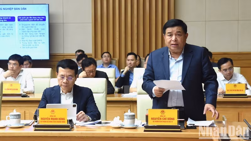 Habla Nguyen Chi Dung, ministro de Planificación e Inversión.