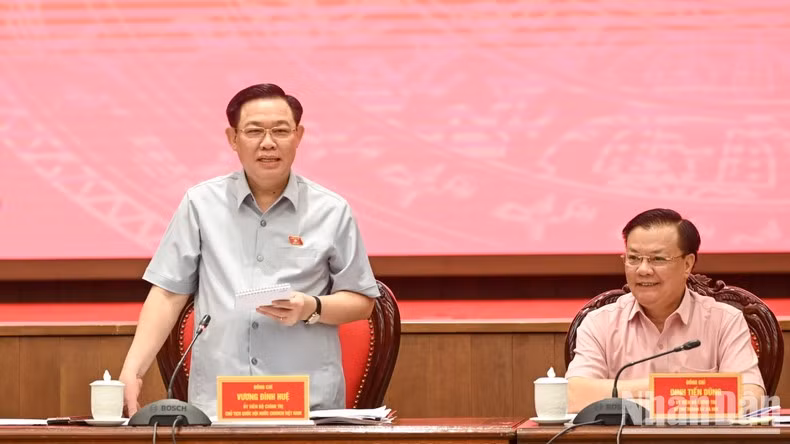 Dinh Hue interviene.