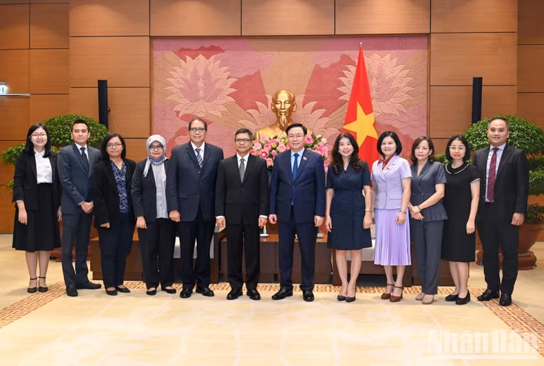 El presidente de la Asamblea Nacional de Vietnam, Vuong Dinh Hue, el embajador de Indonesia en Hanói, Denny Abdi, y otros delegados en el encuentro.