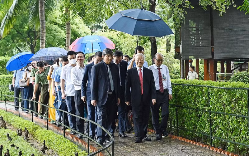 Phu Trong, y otros delegados recorren el sitio.