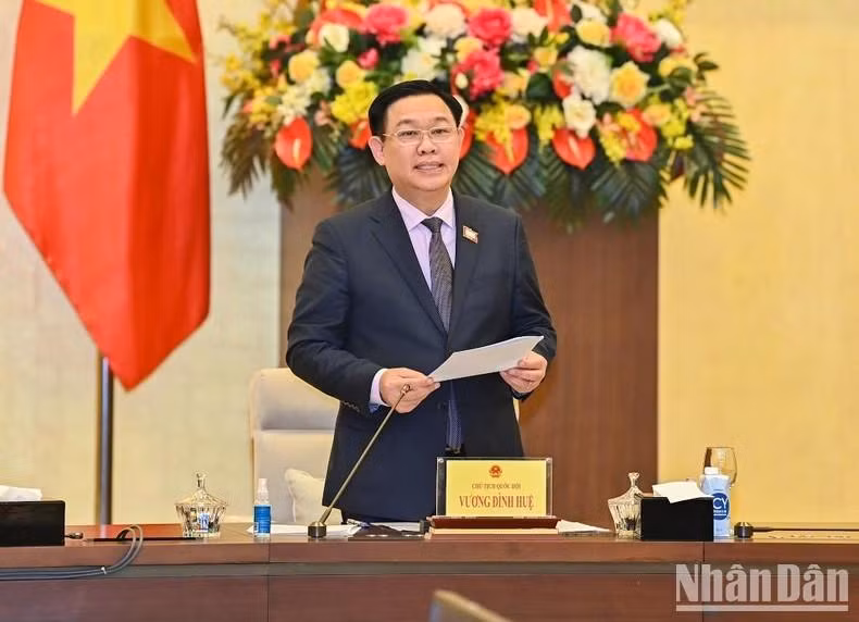 El presidente de la Asamblea Nacional, Vuong Dinh Hue, interviene en la ceremonia.