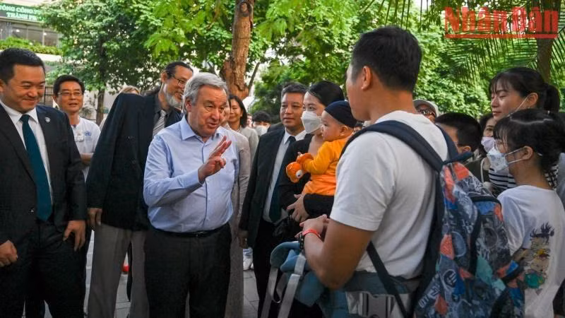 Guterres conversa con turistas en la zona peatonal. Guterres conversa con turistas en la zona peatonal.