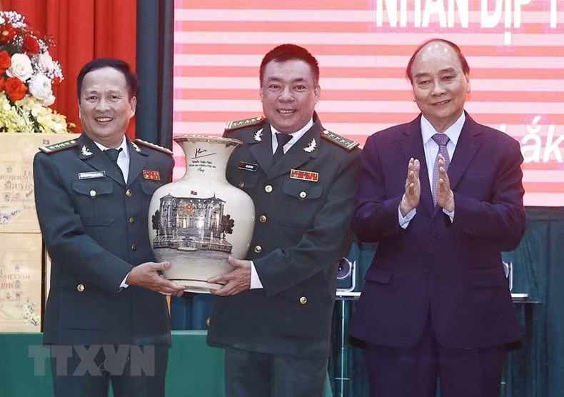 El presidente Nguyen Xuan Phuc entrega un regalo de recuerdo la Guardia Fronteriza de Dak Lak.