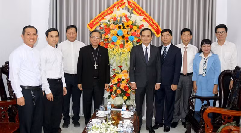 El viceprimer ministro vietnamita Tran Luu Quang visita y felicita con motivo de la Navidad a la Catedral de Diócesis de Phan Thiet. 