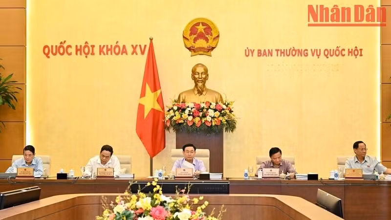 El presidente del Parlamento, Vuong Dinh Hue, y los vicepresidentes legislativos asisten a la reunión.