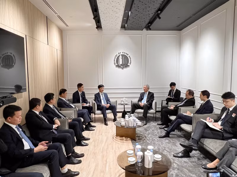 En la reunión entre Nguyen Duy Ngoc, viceministro de Seguridad Pública de Vietnam y Teo Chee Hean, ministro principal y ministro coordinador de Seguridad Nacional de Singapur (Foto: cand.com.vn)