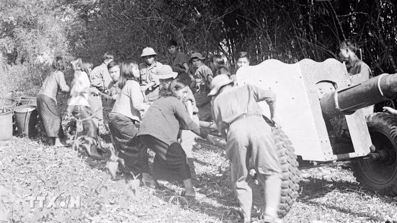 La población de Tay Nguyen y los soldados trasladan la artillería hasta las alturas en Pleiku, en la Campaña de Tay Nguyen para tomarlas, dando inicio a la Ofensiva General y el Levantamiento de la Primavera de 1975. (Foto: VNA)