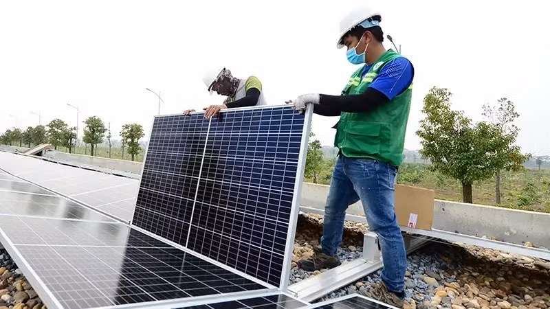 Instalación de paneles solares en el tejado de la planta de agua Song Duong con inversión del grupo AquaOne. 