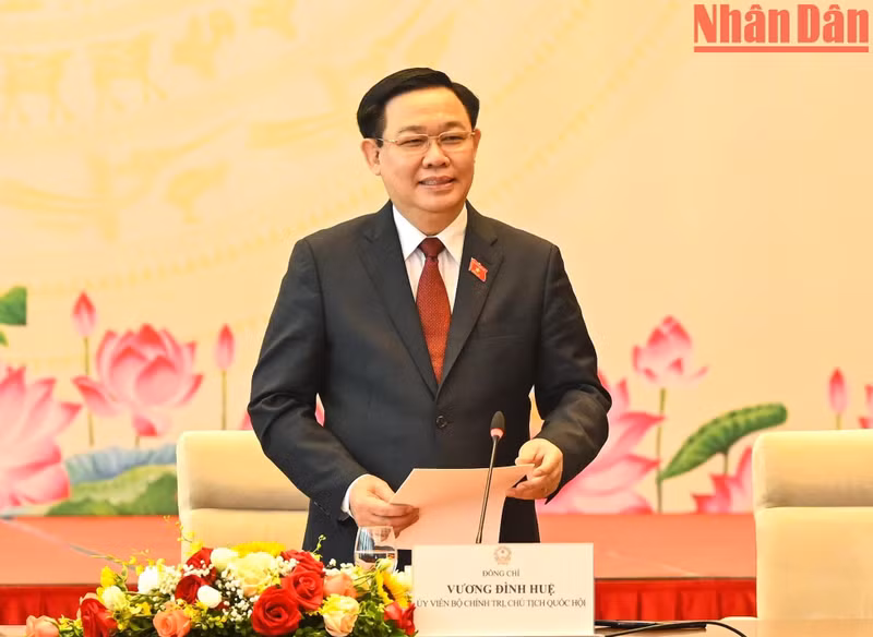 El presidente legislativo, Vuong Dinh Hue felicita a generaciones de funcionarios y empleados de la rama.