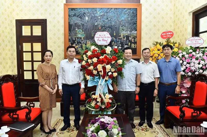 Representantes del Servicio de Salud Pública de Hanói congratulan al diario Nhan Dan.