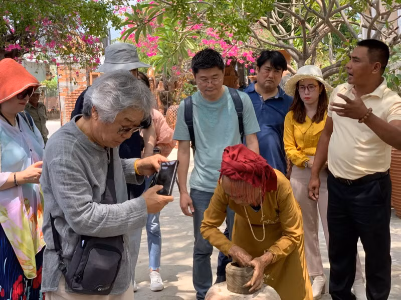 Los turistas surcoreanos visitan y conocen el arte cerámico del pueblo de Cham, en la aldea de Bau Truc, en el minicipio de Phuoc Dan, del distrito de Ninh Phuoc.