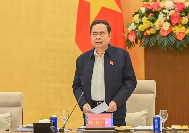El presidente de la Asamblea Nacional Tran Thanh Man habla en la reunión. (Foto: Nhan Dan)