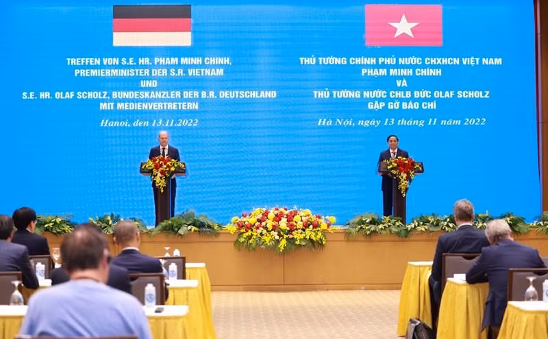El primer ministro Pham Minh Chinh y el canciller alemán Olaf Scholz se reúnen con la prensa. (Fotografía: VNA)