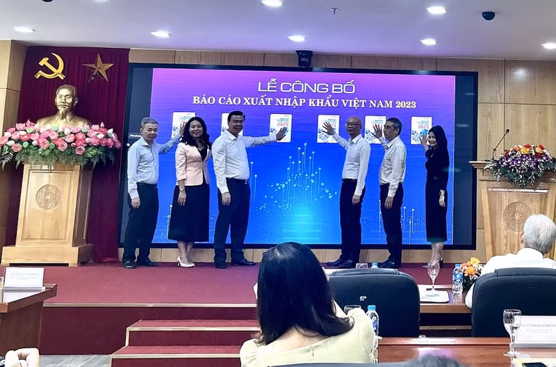 El acto para anunciar el Informe de importaciones y exportaciones de Vietnam en 2023. (Fuente: thoibaotaichinhvietnam.vn)